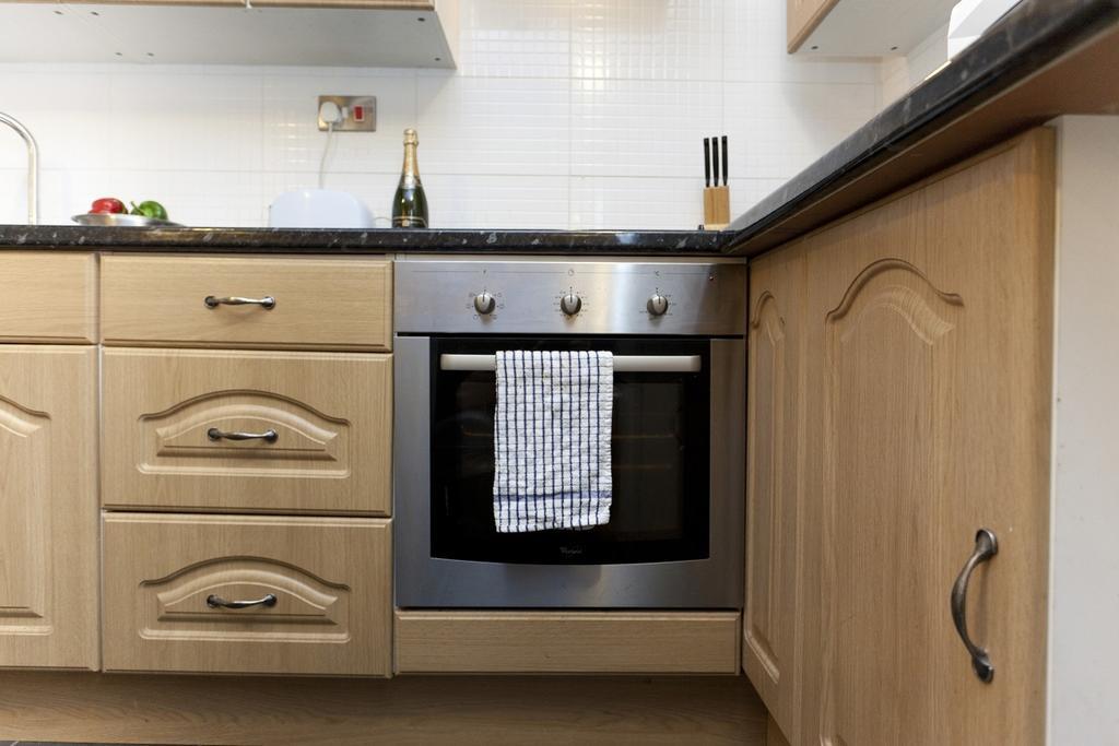 Foresters Inn Contractors Own Apartment - City Centre By Victoria Centre Shopping Centre - Your Own 7 Double Bedrooms Private Apartment With 3 Bathrooms And Snooker Room - Full Kitchen - Outdoor Parking For Cars Or Vans At Five Pounds A Day Nottingham Chambre photo