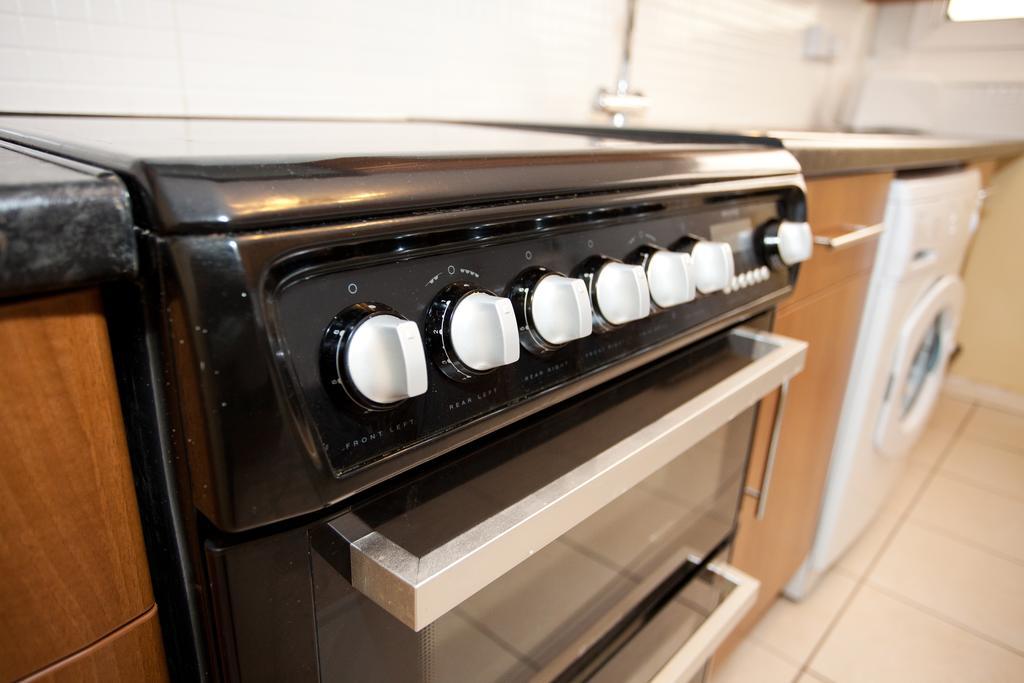 Foresters Inn Contractors Own Apartment - City Centre By Victoria Centre Shopping Centre - Your Own 7 Double Bedrooms Private Apartment With 3 Bathrooms And Snooker Room - Full Kitchen - Outdoor Parking For Cars Or Vans At Five Pounds A Day Nottingham Chambre photo