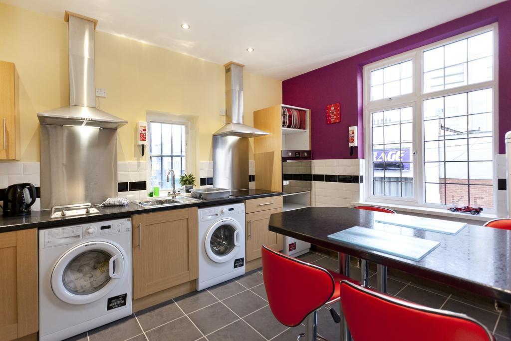 Foresters Inn Contractors Own Apartment - City Centre By Victoria Centre Shopping Centre - Your Own 7 Double Bedrooms Private Apartment With 3 Bathrooms And Snooker Room - Full Kitchen - Outdoor Parking For Cars Or Vans At Five Pounds A Day Nottingham Chambre photo