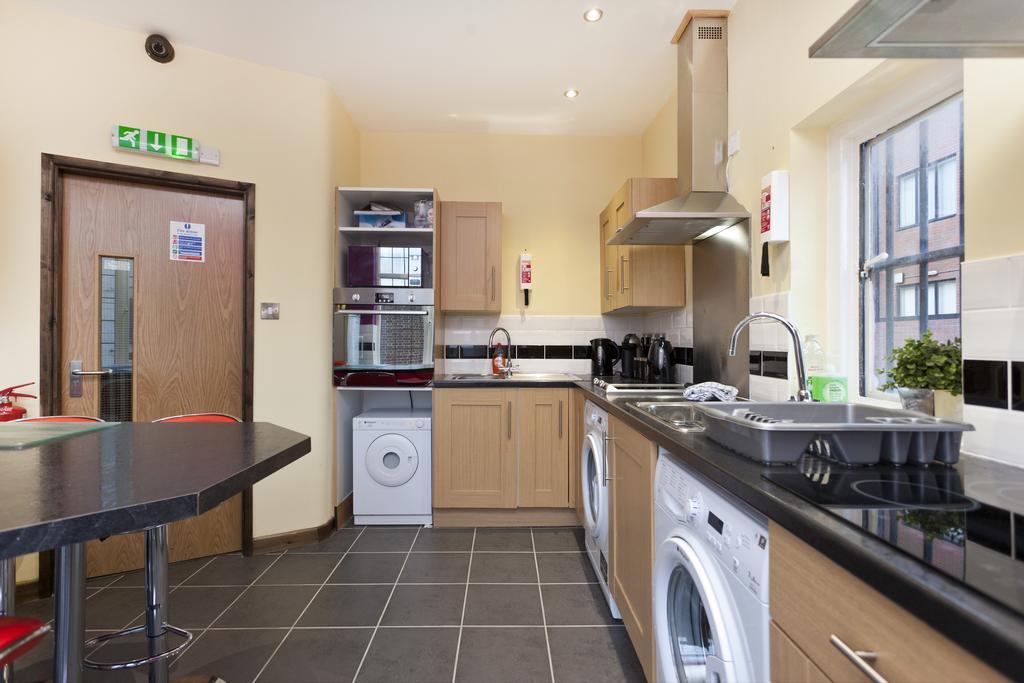 Foresters Inn Contractors Own Apartment - City Centre By Victoria Centre Shopping Centre - Your Own 7 Double Bedrooms Private Apartment With 3 Bathrooms And Snooker Room - Full Kitchen - Outdoor Parking For Cars Or Vans At Five Pounds A Day Nottingham Chambre photo