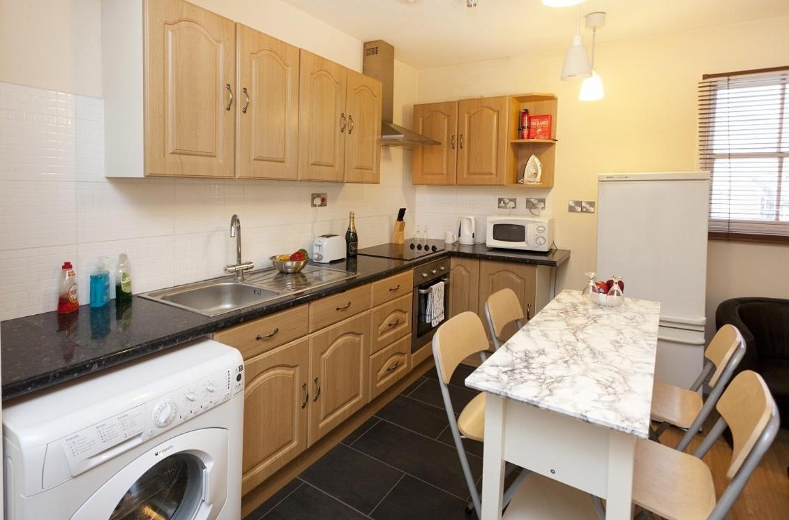 Foresters Inn Contractors Own Apartment - City Centre By Victoria Centre Shopping Centre - Your Own 7 Double Bedrooms Private Apartment With 3 Bathrooms And Snooker Room - Full Kitchen - Outdoor Parking For Cars Or Vans At Five Pounds A Day Nottingham Chambre photo