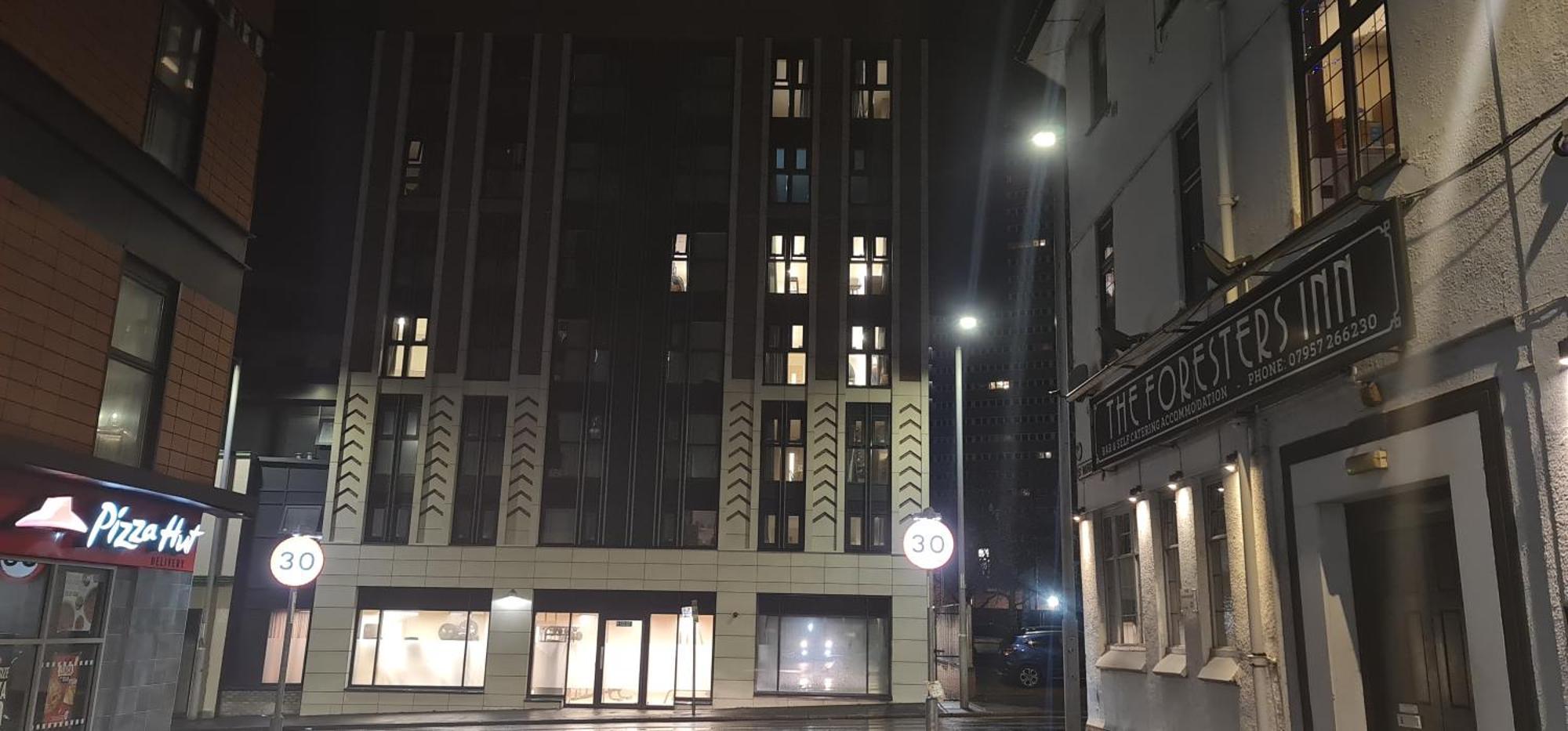 Foresters Inn Contractors Own Apartment - City Centre By Victoria Centre Shopping Centre - Your Own 7 Double Bedrooms Private Apartment With 3 Bathrooms And Snooker Room - Full Kitchen - Outdoor Parking For Cars Or Vans At Five Pounds A Day Nottingham Chambre photo
