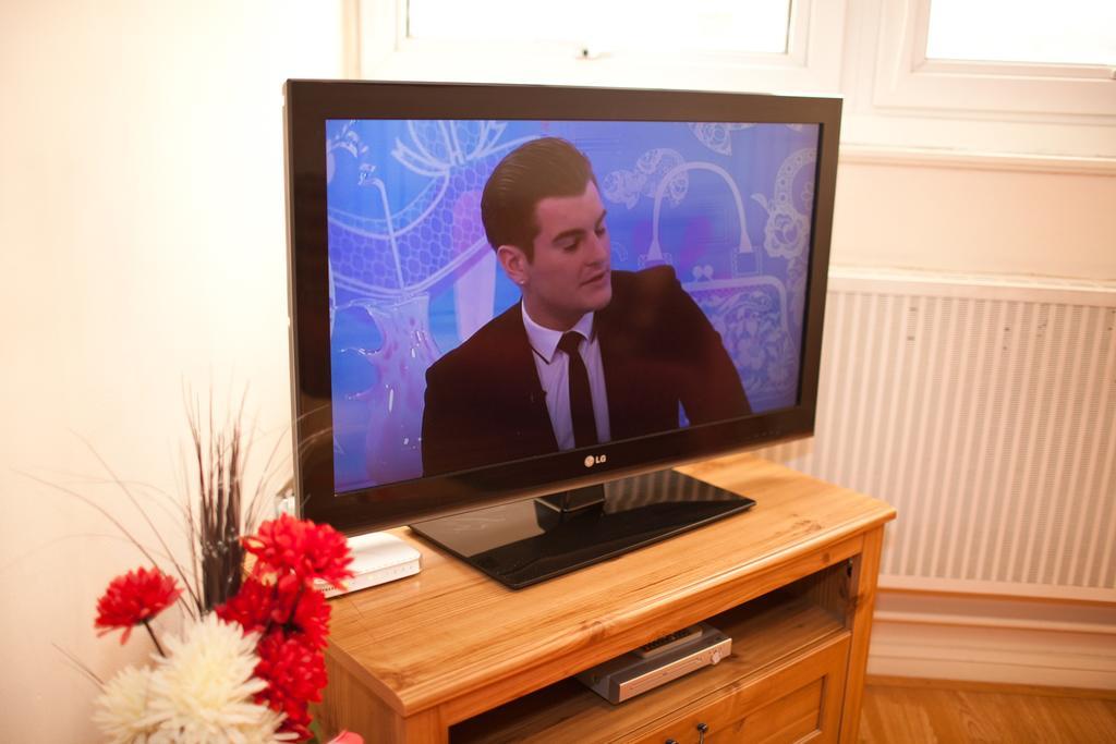 Foresters Inn Contractors Own Apartment - City Centre By Victoria Centre Shopping Centre - Your Own 7 Double Bedrooms Private Apartment With 3 Bathrooms And Snooker Room - Full Kitchen - Outdoor Parking For Cars Or Vans At Five Pounds A Day Nottingham Chambre photo